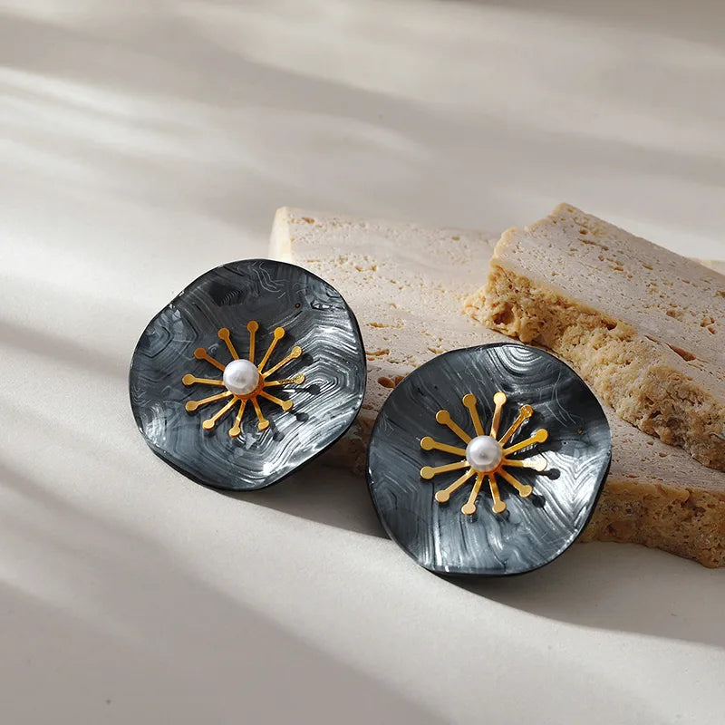 ARETES GRANDES NEGRO REDONDO FLOR DORADO