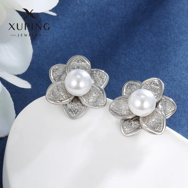 ARETES DE FLOR CON PERLA PLATEADO