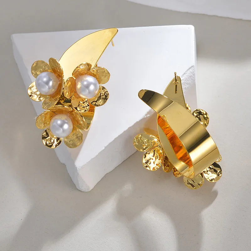 ARETES DE FLOR CON PERLA FIESTA DORADO