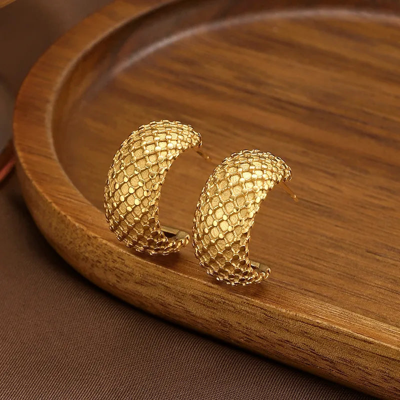ARETES MEDIAS ARGOLLAS CON TEXTURA DORADO