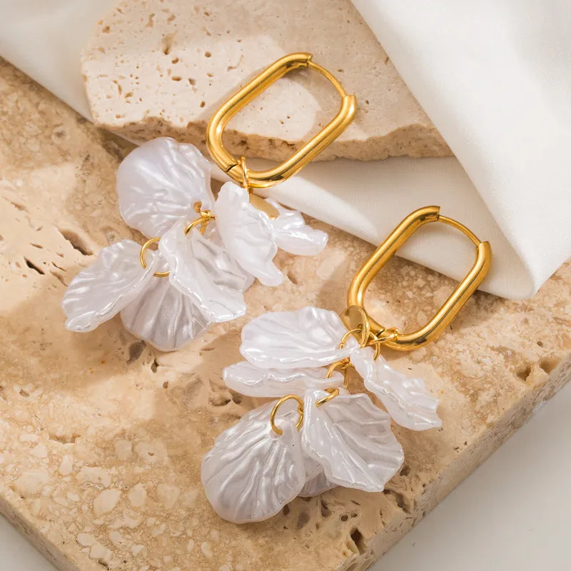 ARETES DE FLOR NACARADA DORADO FIESTA
