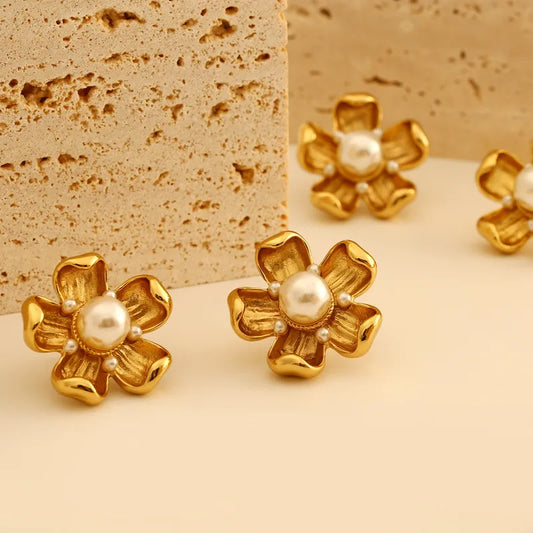 ARETES DE FLOR CON PERLA