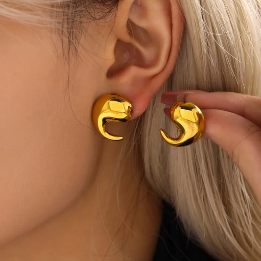 ARETES TIPO COMA DORADO