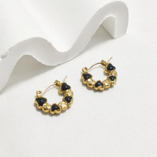 ARETES ARGOLLAS CON DISEÑO DE CORAZONES NEGROS
