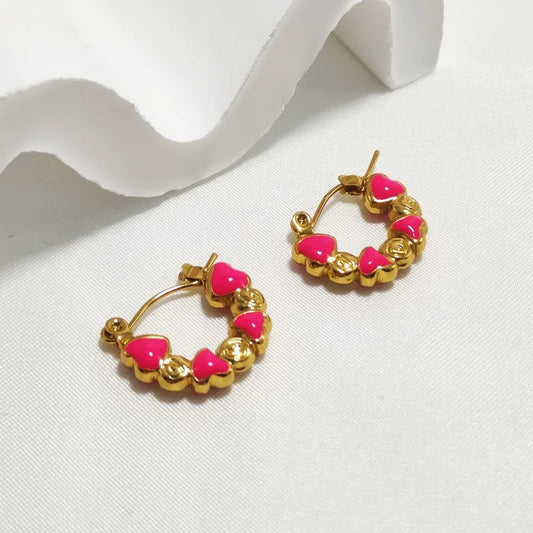 ARETES ARGOLLAS CON DISEÑO DE CORAZONES FUCSIA
