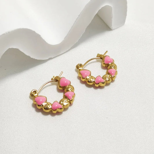 ARETES ARGOLLAS CON DISEÑO DE CORAZONES ROSADOS
