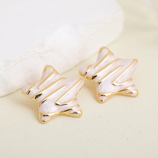 ARETES ESTRELLA CON DISEÑO BLANCO