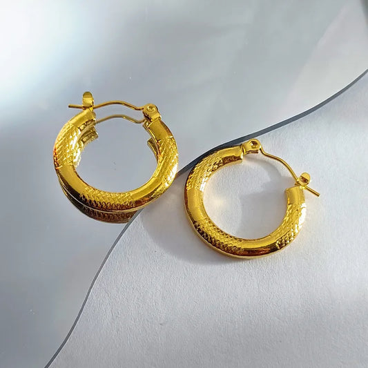 ARETES DE ARGOLLA TIPO TUBO DORADO