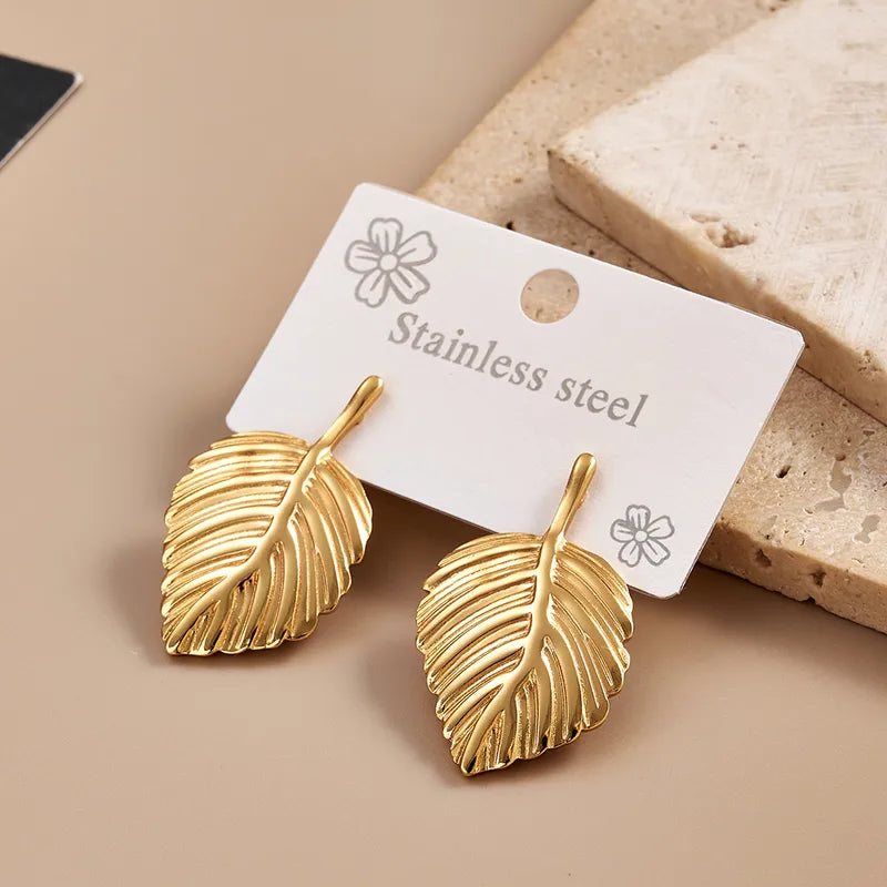 ARETES DE HOJA ON TEXTURA DORADO