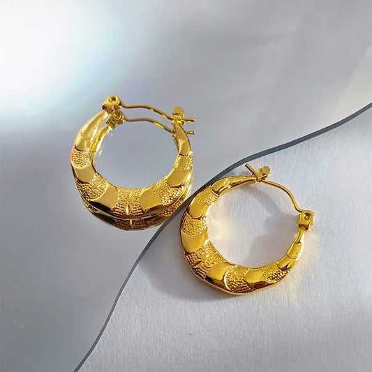ARETES DE ARGOLLA TIPO TUBO CON TEXTURA DORADO