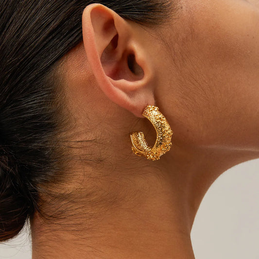 ARETES DE ARGOLLA CON TEXTURA FLORES 3D DORADO