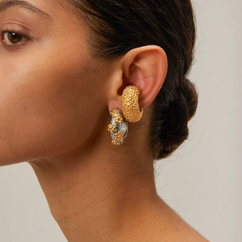 ARETES DE ARGOLLA CON TEXTURA Y FLORES 3D PLATEADO