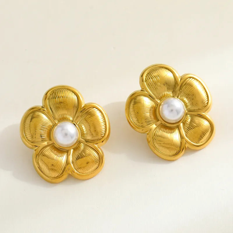 ARETES DE FLOR CON TEXTURA PERLA DORADO