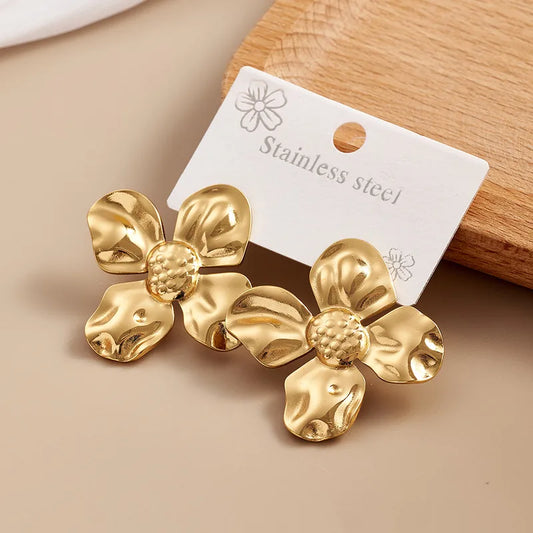 ARETES DE FLOR CON TEXTURA DORADO