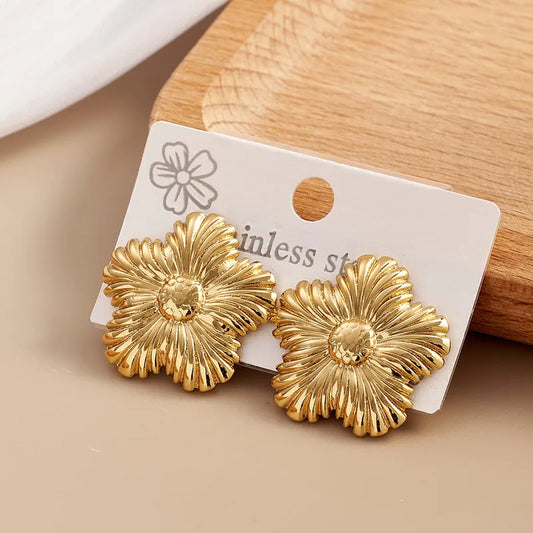 ARETES DE FLOR CON TEXTURA DORADO
