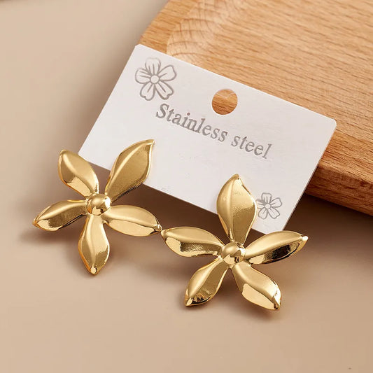 ARETES DE FLOR PETALOS ALARGADOS DORADO