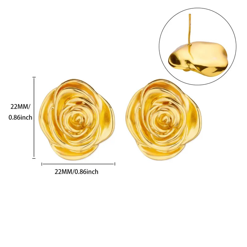 ARETES DE FLOR CON RELIEVE DORADO