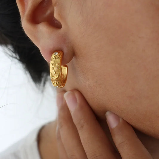 ARETES ARGOLLAS CON RELIEVE DE SOL DORAOD