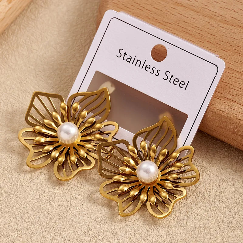 ARETES DE FLOR DISENO DORADO CON PERLA
