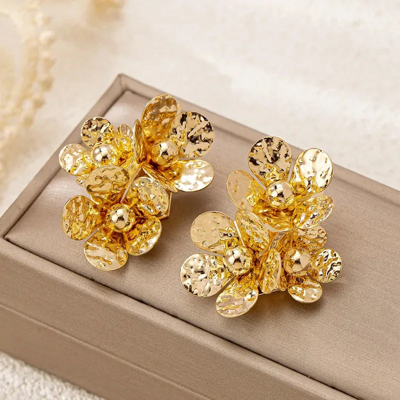ARETES HILERA DE FLORES DORADO