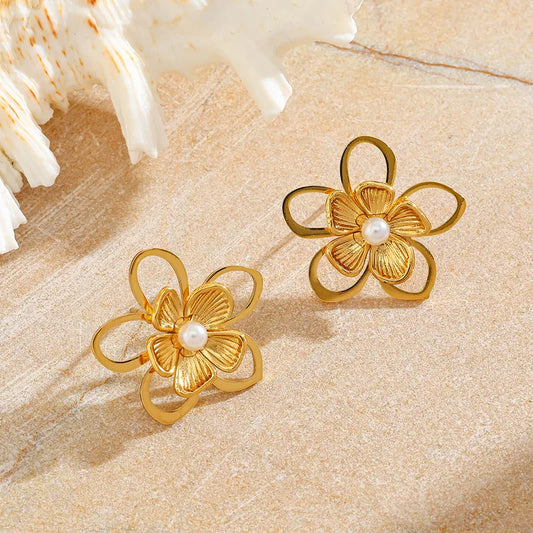 ARETES DE FLOR CON SILUETA DORADO PERLA