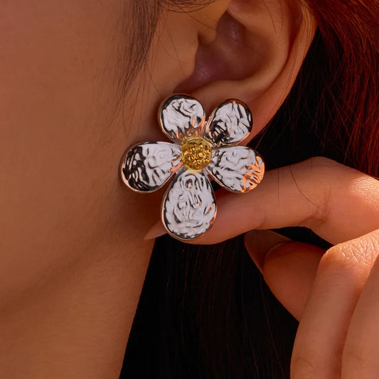 ARETES FLOR GRANDES CON TEXTURA PLATEADO