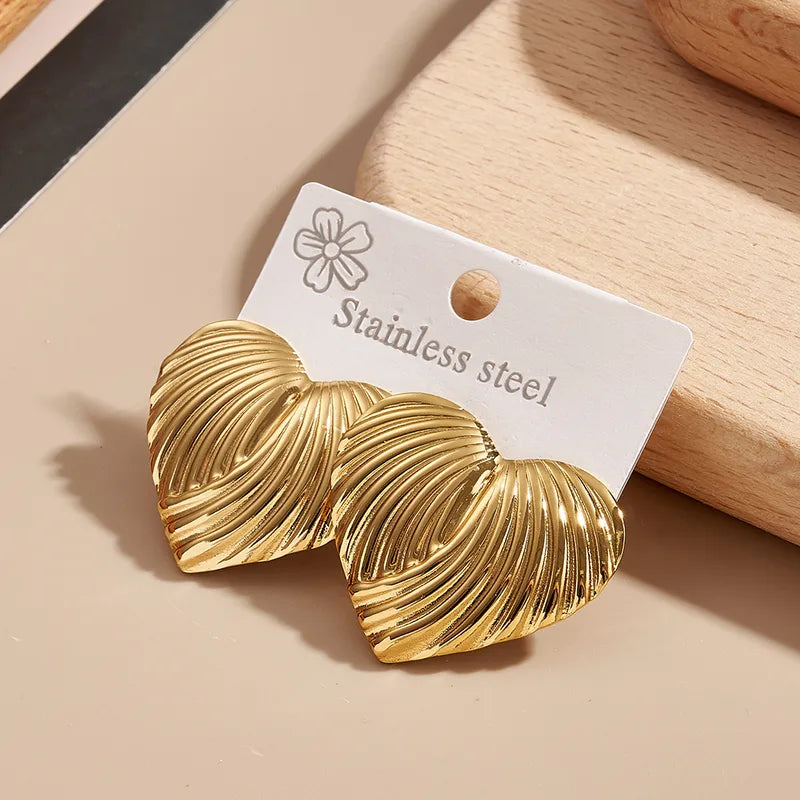 ARETES DE CORAZON CON TEXTURA DORADO