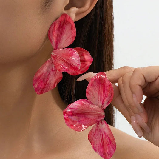 ARETES GRANDES DE PETALOS FLOR FUTSIA FIESTA
