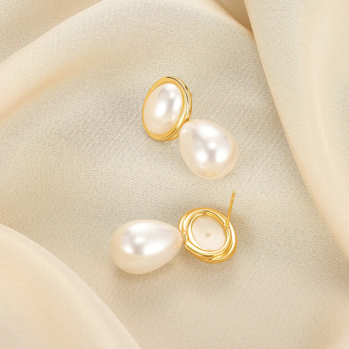 ARETES DOBLE PERLA DORADO