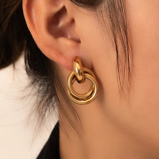 ARETES DOBLE NUDO DORADO