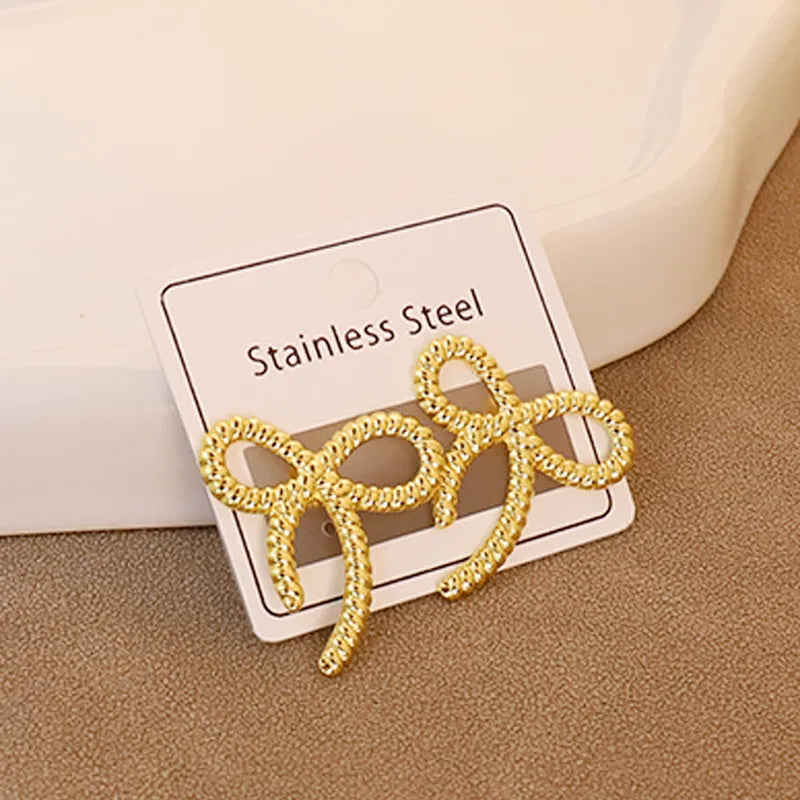 ARETES DE LAZO CON TEXTURA DORADO