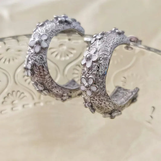 ARETES ARGOLLA FLORES BLANCAS PLATEADO