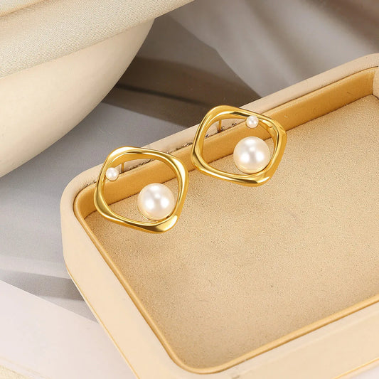 ARETES CUADRADOS CON PERLA DORADO