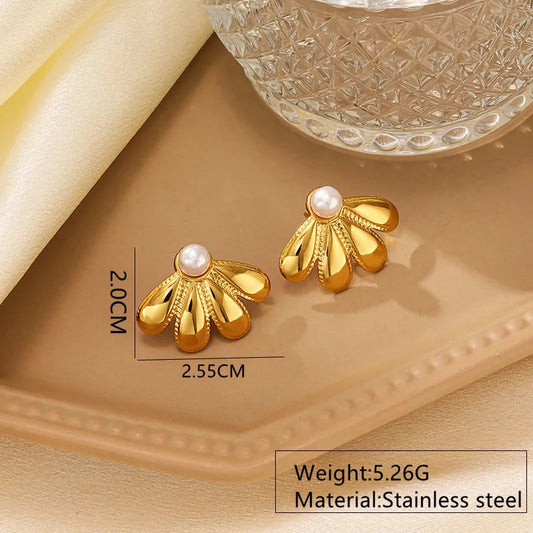 ARETES DE PETALOS CON PERLA DORADO