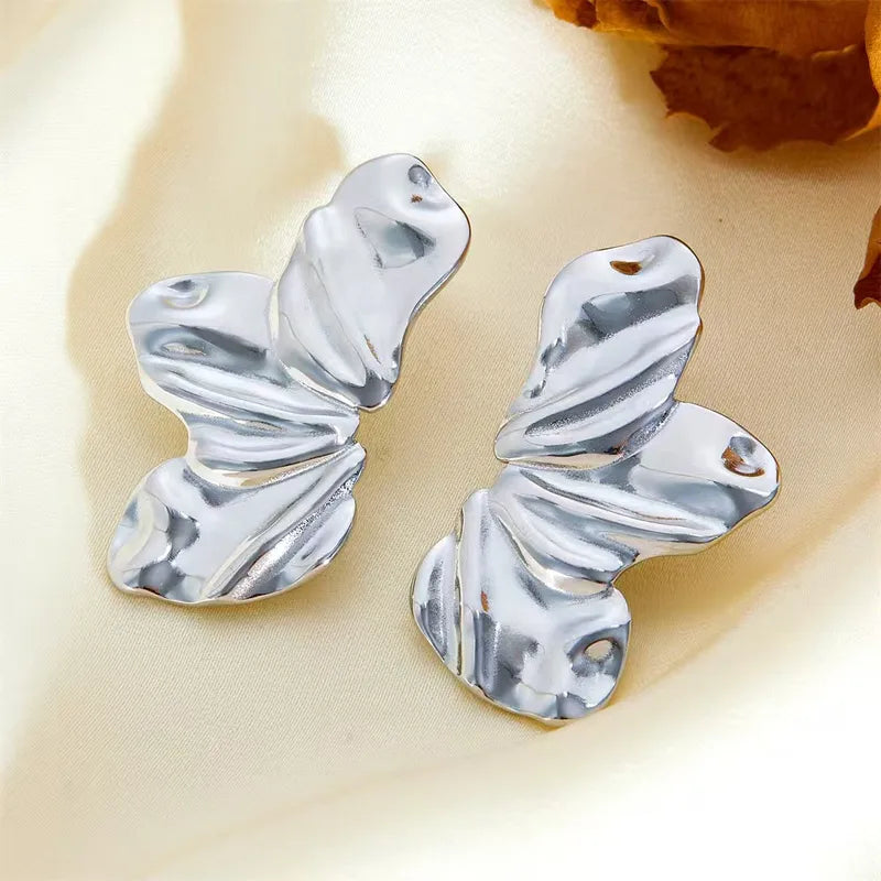 ARETES DE MEDIA FLOR PLATEADO
