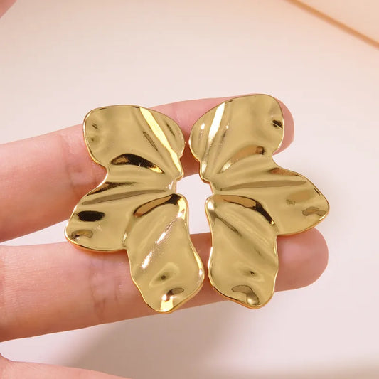 ARETES MEDIA FLOR CON TEXTURA DORADO