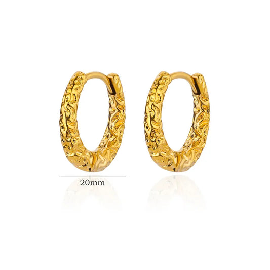 ARETES ARGOLLAS TIPO TUBO TEXTURA DORADO
