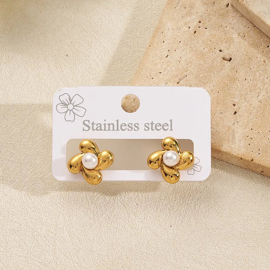 ARETES DE FLOR PERLA EN ESPIRAL DORADO