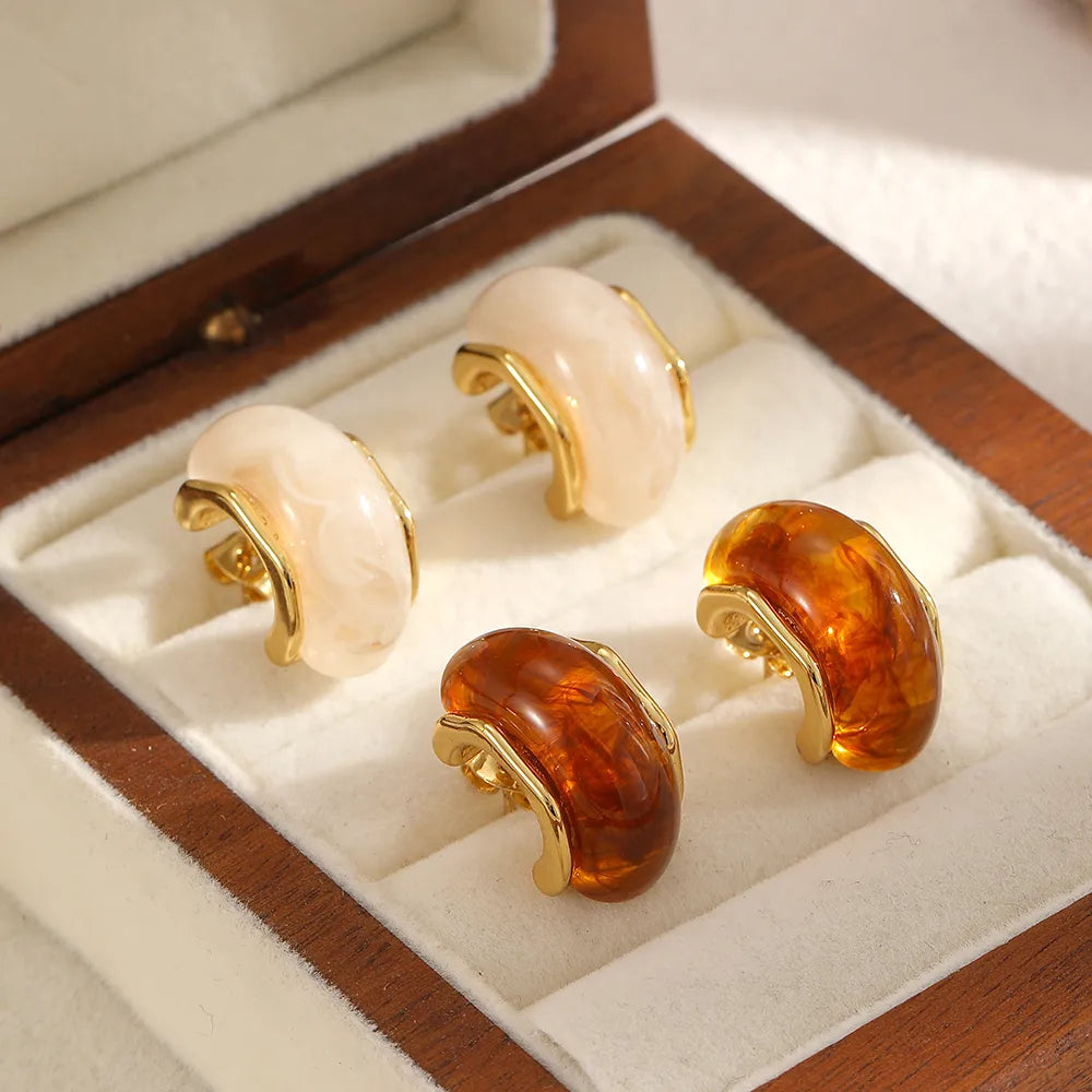 ARETES BLANCOS CON DORADO BOTONES