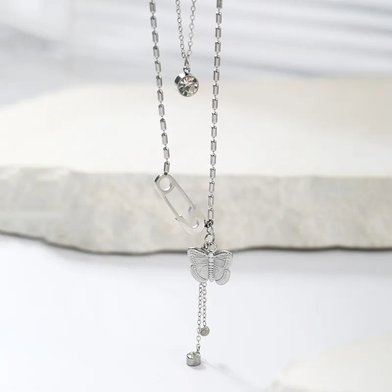 LAYER DOBLE CON CLIP Y DIJE DE MARIPOSA Y BRILLO