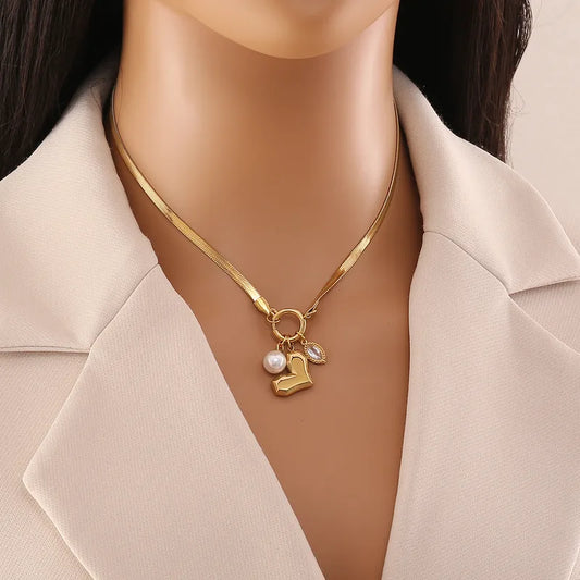 CADENA DIJE DELANTERO CON CORAZON DORADO