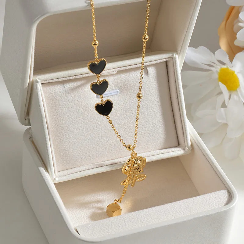 CADENA ROSA CON CORAZONES NEGRO-DORADO