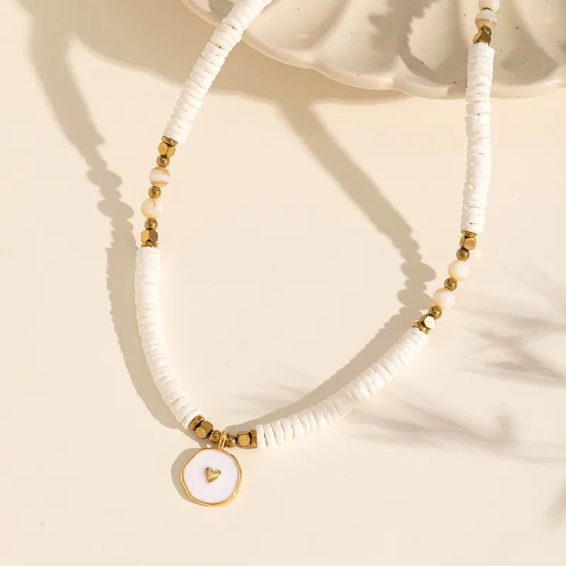 CADENA DE CUENCAS BLANCAS CON CORAZON DORADO