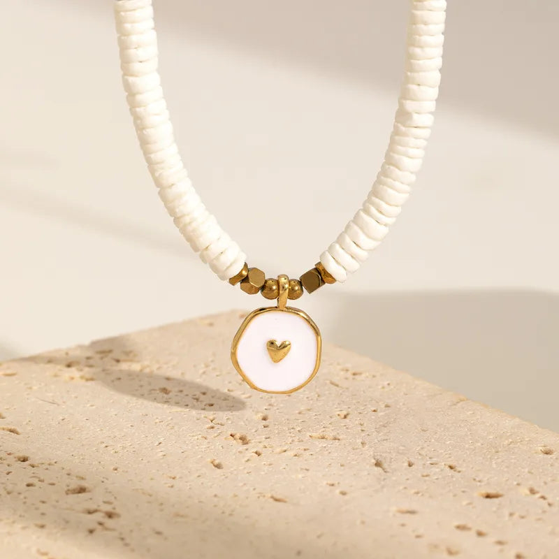 CADENA DE CUENCAS BLANCAS CON CORAZON DORADO