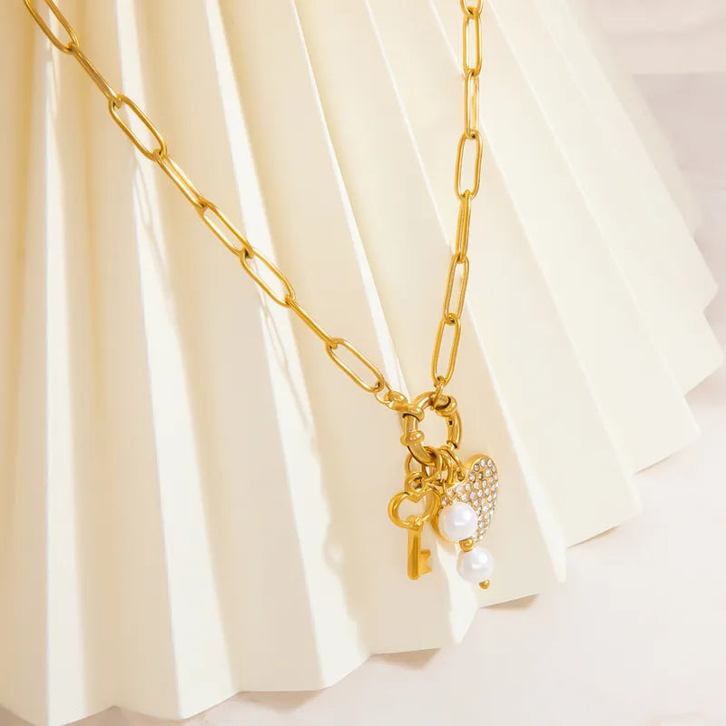 CADENA ESLABONES CON BROCHE DELANTERO DIJE CORAZON LLAVES DORADO