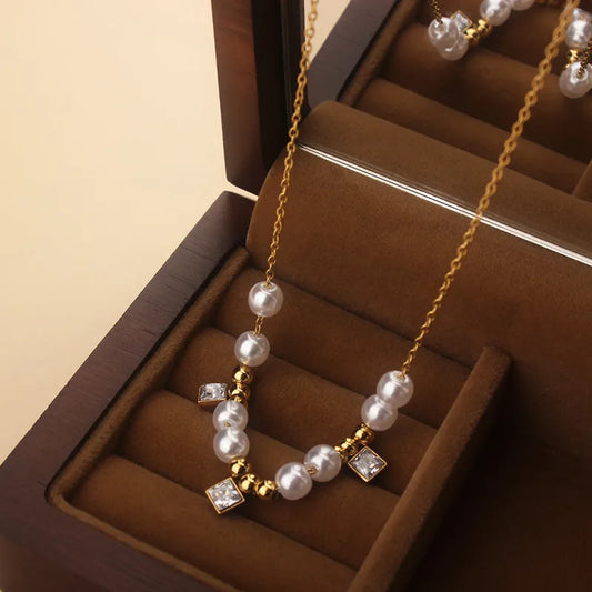 CADENA CON PERLAS Y DIJES