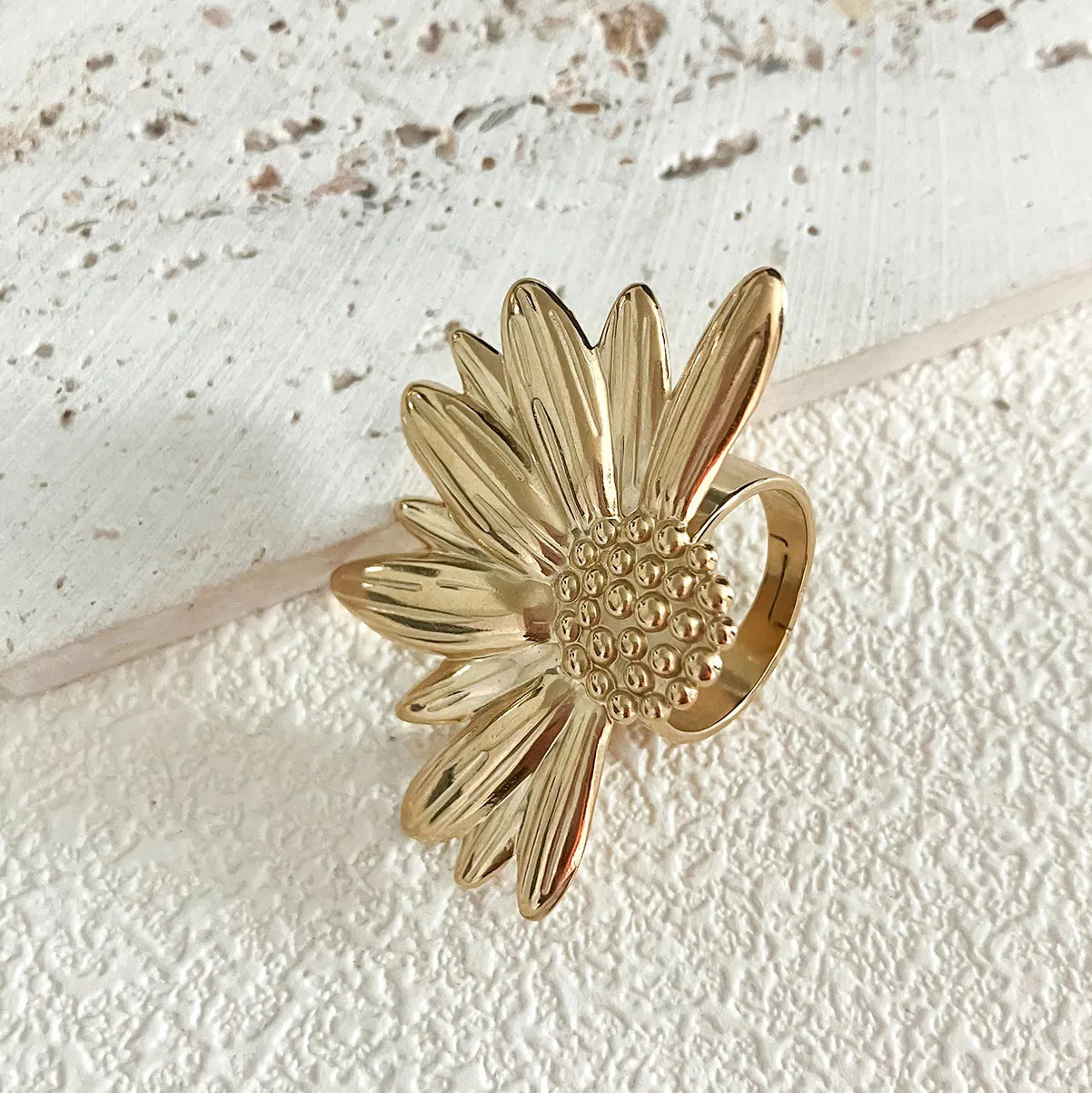 Anillo mitad de flor grande