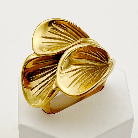 Anillo grande de hojas
