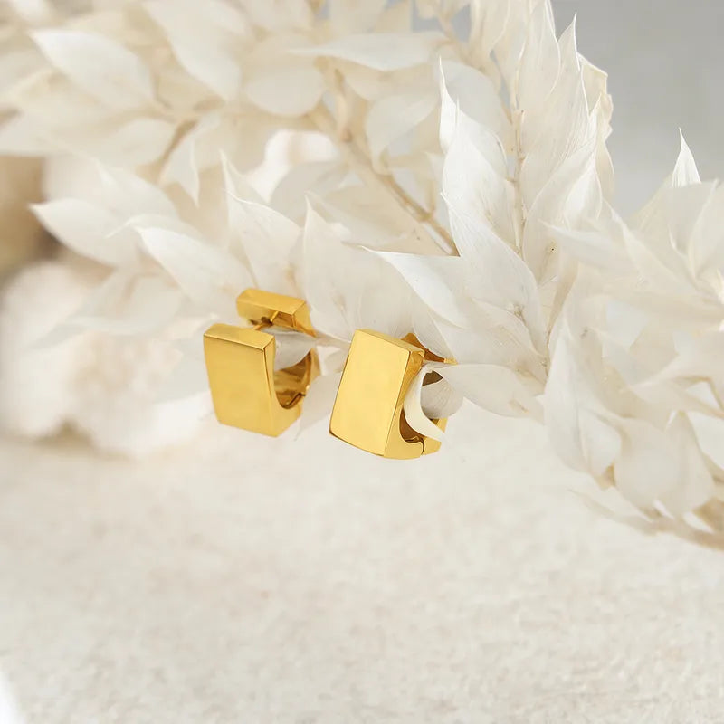 Aretes argollas cuadradas dorado